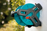 Gardena Classic Wall Hose Reel Set 50 : Enrouleur de tuyau mobile, peu encombrant, montable au mur et amovible à tout moment, avec tuyau de 20 m, buse de pulvérisation et pièces du système (8009-20)