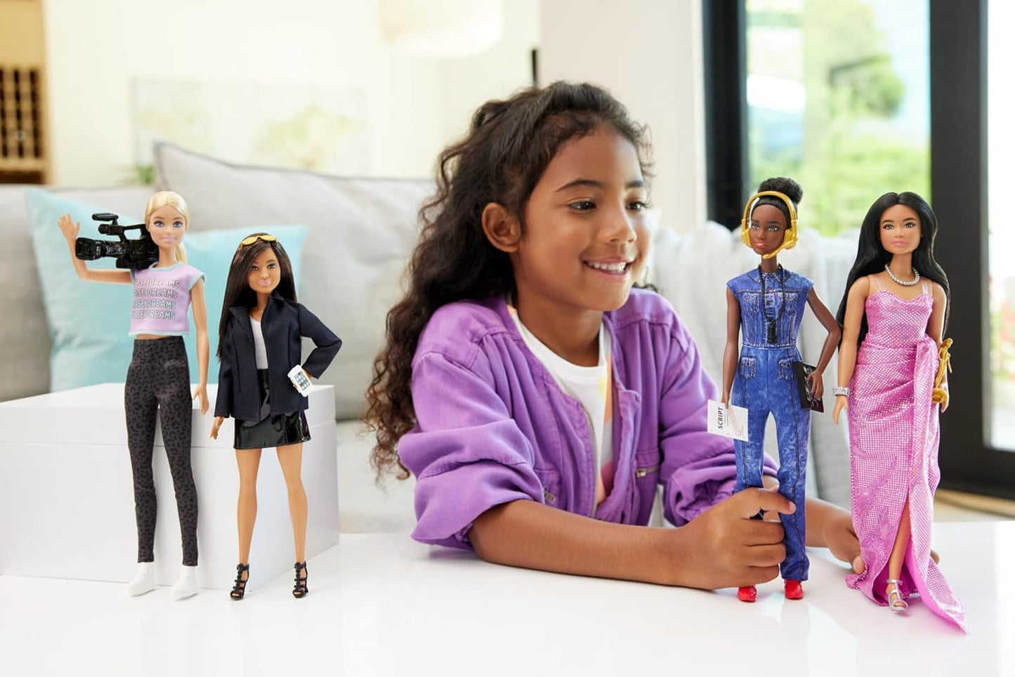 Barbie Berufe-Set mit 4 Puppen und Zubehör, Frauen in der Filmbranche mit Studioleiterin, Regisseurin, Kamerafrau et Filmstar in Ausziehbaren Outfits, HRG54