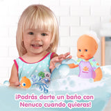 Mon premier bain : Une poupée douce au corps imperméable, adaptée pour une utilisation dans le bain, la piscine et la mer. Comprend un maillot de bain et un poisson placé dans l'eau.