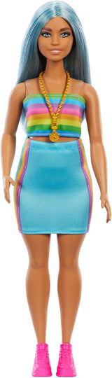Poupée Barbie Fashionistas no. 218 avec de longs cheveux bleus, un haut arc-en-ciel et une jupe turquoise, poupée de mode à collectionner pour le 65e anniversaire, HRH16 Naty Shop Dolls