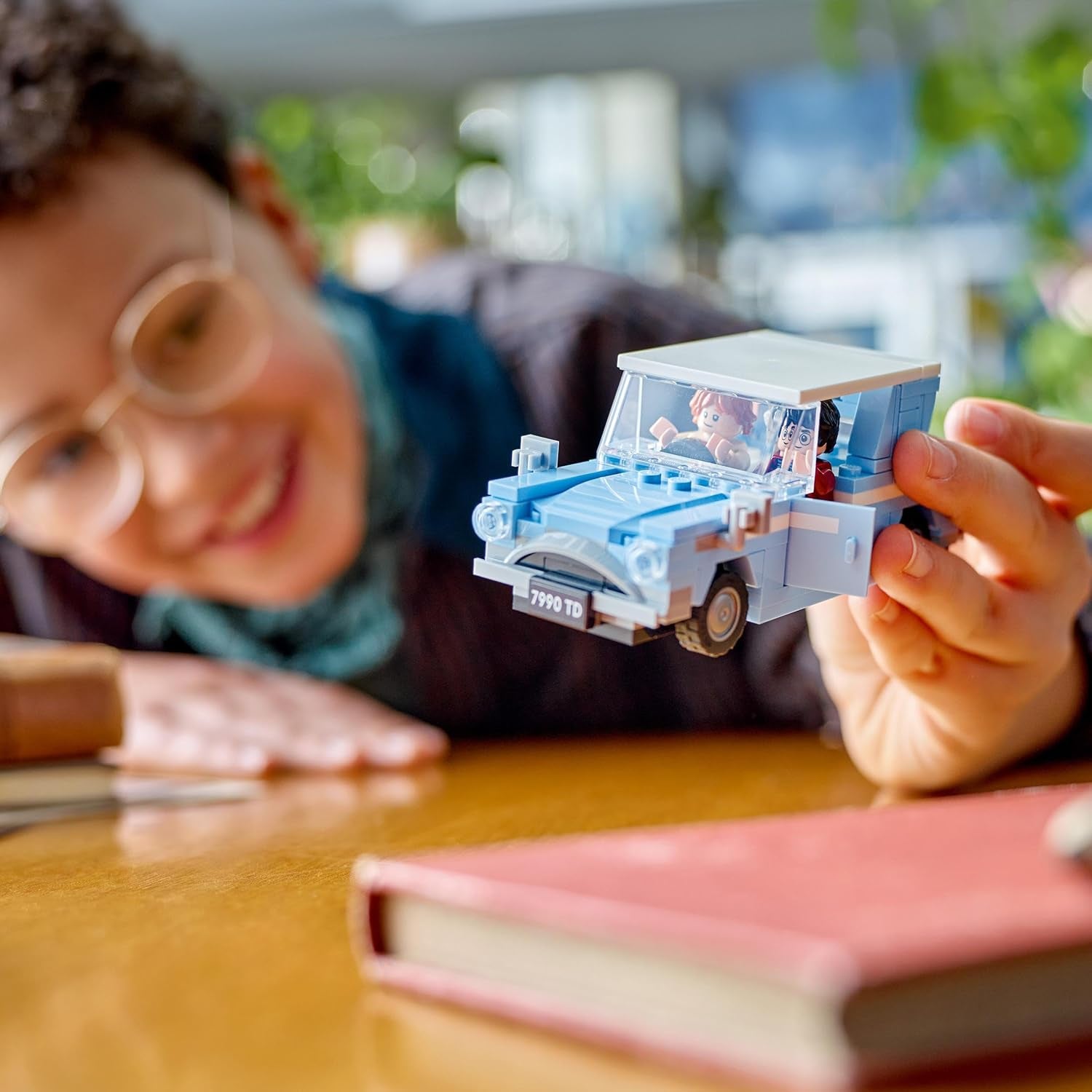 LEGO Harry Potter Flying Ford England jouet de construction voiture pour enfants cadeau pour garçons, filles et tous les fans à partir de 7 ans ensemble avec 2 mini figurines dont Ron Weasley jeu de rôle 76424 ensembles de construction Besuche den LEGO-Store