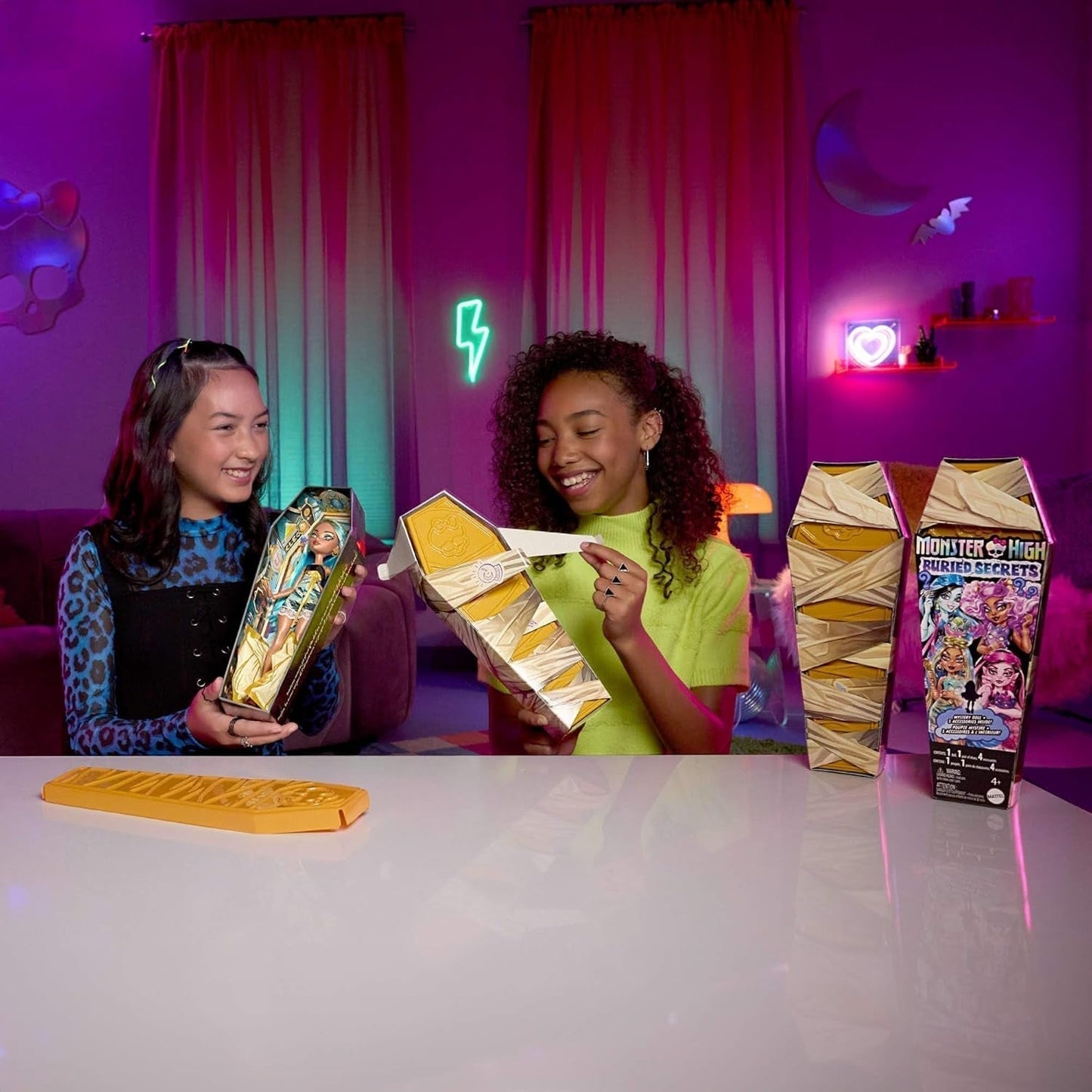 Poupées et accessoires Monster High Buried Secrets Thème Creepover confortable avec poupée mystère et 5 surprises ineffaçables (les chiffres peuvent varier), HYV64 Naty Shop Dolls