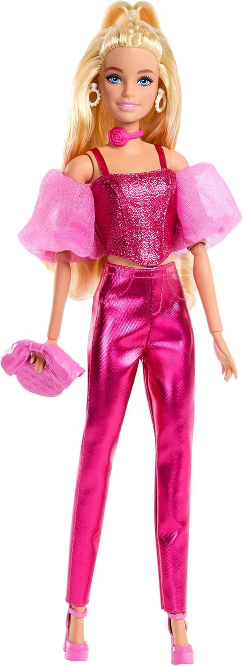 Poupée Barbie Deluxe Style #5 dans une tenue blonde rose métallisée avec un haut corsage scintillant et un pantalon scintillant, avec des accessoires dont un collier rose et un sac à main, JFP40