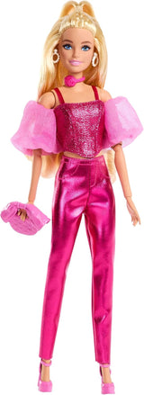 Poupée Barbie Deluxe Style #5 dans une tenue blonde rose métallisée avec un haut corsage scintillant et un pantalon scintillant, avec des accessoires dont un collier rose et un sac à main, JFP40