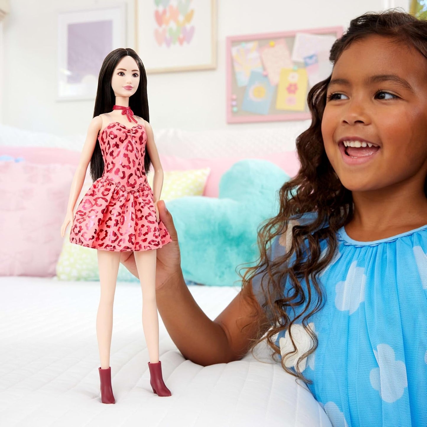 Poupée Barbie Fashionistas no. 246 dans une robe bustier rose à imprimé léopard avec des cheveux noirs et des accessoires comme un collier à nœud et des bottes, JJN59