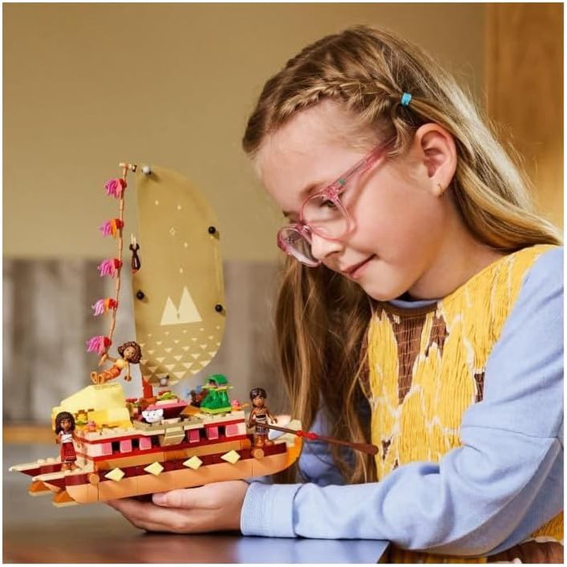 LEGO Ç€ Disney Moana 2 : Le radeau d'aventure de Moana - Bateau jouet avec voiles, pont amovible, feu de camp et 3 mini-poupées dont Loto et Moni - Cadeau pour les filles de 6 ans et plus et les fans - 43270 Jeux de construction Beuche den LEGO-Store