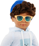 Our Generation - Milo - Poupée garçon de 46 cm - Yeux marron réalistes et cheveux bruns bouclés - Bagages à roulettes et accessoires de voyage - Jeu de simulation - Jouet pour 3 ans et plus