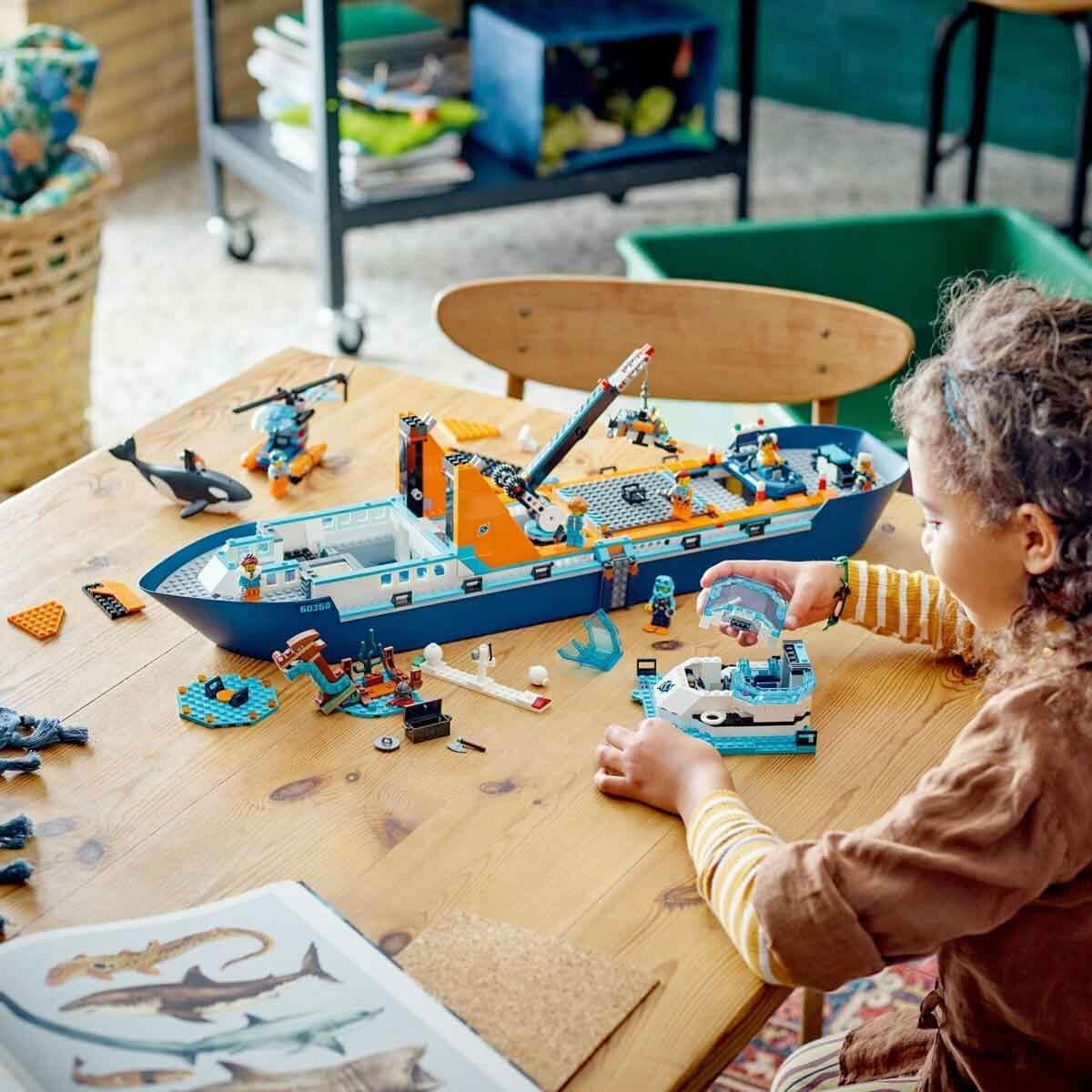 Navire de recherche arctique LEGO City, grand bateau jouet flottant avec hélicoptère, bateau gonflable, sous-marin Rov, épave viking, 7 figurines et figurine d'orque, cadeau pour les enfants à partir de 7 ans 60368 Ensembles de construction Besuche den LEGO-Store