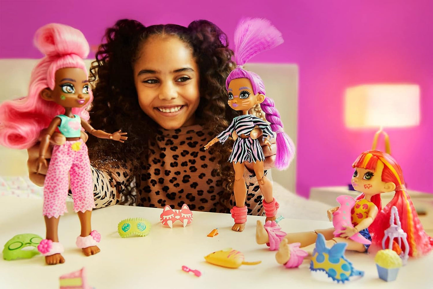 Cave Club GTH02 - Poupée amusante Roaralai Pyjama Party, poupée articulée avec cheveux violets et accessoires, cadeau pour enfants de 4 ans et plus, multicolore