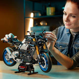 LEGO 42159 Technic Yamaha MT-10 SP Kit de modèle de moto pour adultes, modèle de véhicule authentique à moteur 4 cylindres, direction fonctionnelle et application AR, cadeau pour hommes et femmes Kits de construction Besuche den LEGO-Store