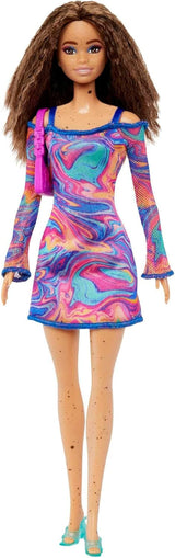 Poupée Barbie Fashionistas no. 206 - Cheveux ondulés et taches de rousseur - Robe moderne en marbre arc-en-ciel, sac à bandoulière et chaussures vertes - À partir de 3 ans, HJT03