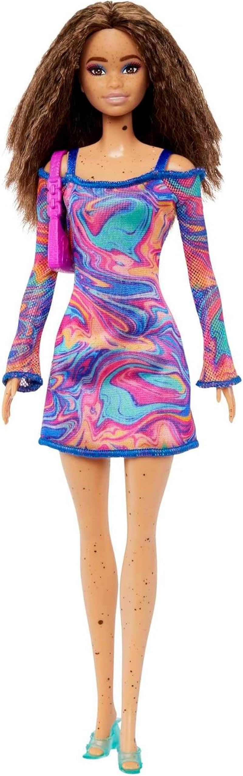 Poupée Barbie Fashionistas no. 206 - Cheveux ondulés et taches de rousseur - Robe moderne en marbre arc-en-ciel, sac à bandoulière et chaussures vertes - À partir de 3 ans, HJT03
