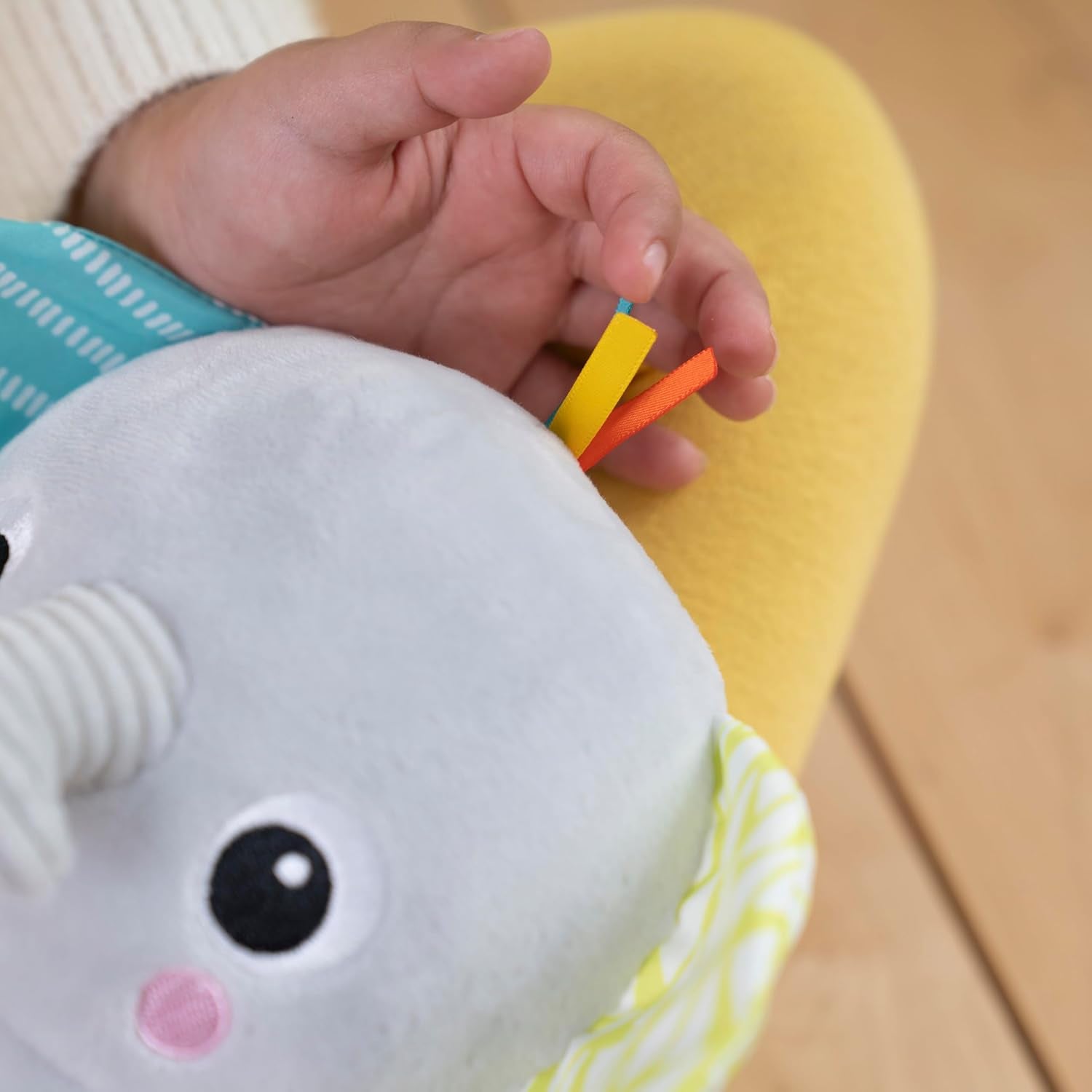 Bright Starts, jouet bébé éléphant Hug-a-bye avec lumières, chansons, différentes textures et plus encore, multicolore Jouets Bebe Naty Shop