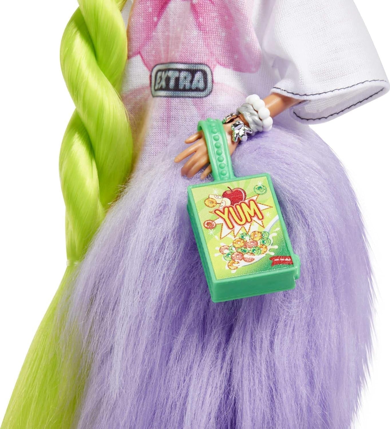 Barbie HDJ44 - Poupée supplémentaire #11 en T-shirt et leggings surdimensionnés avec papiers peints de haute qualité, cheveux et accessoires très longs neongrünes, vêtements flexibles, jouets pour enfants à partir de 3 ans