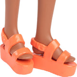 Poupée Barbie Fashionistas no. 233 aux cheveux noirs, robe midi à carreaux orange à fleurs roses, collier et sandales, HYT91