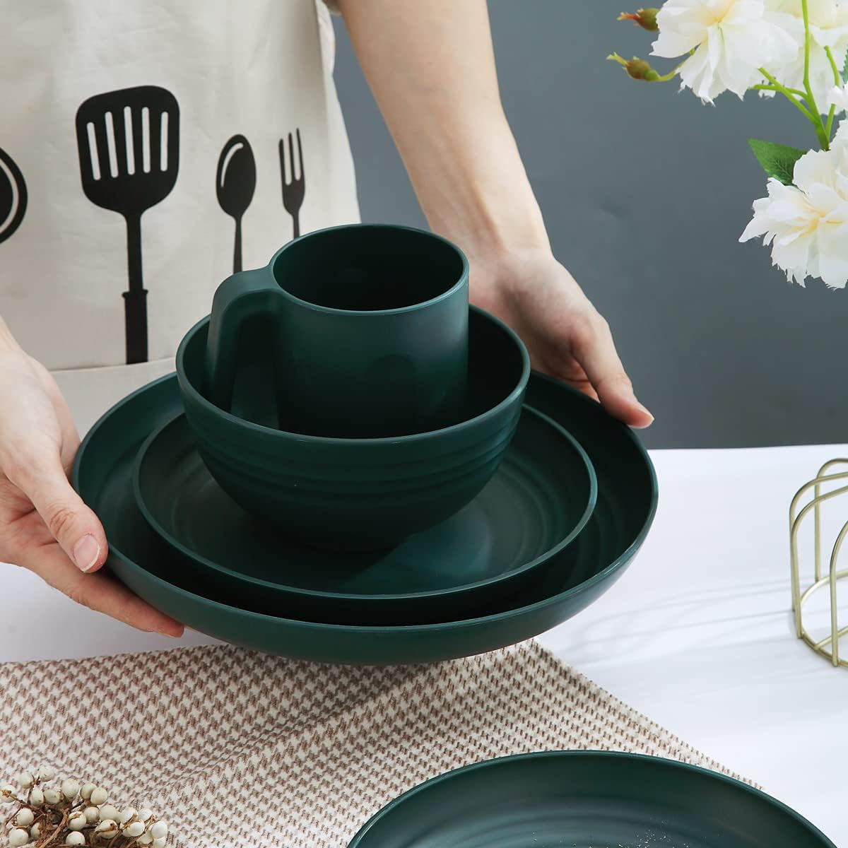 Service de table Kyraton en plastique incassable et réutilisable, composé de 16 pièces. Assiettes, tasses, bols et plats légers. Facile à transporter et à nettoyer. Sans BPA. Pour 4 personnes.