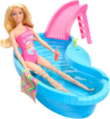 Poupée Barbie et accessoires - piscine avec toboggan et accessoires pour des heures de plaisir au soleil, maillot de bain rose au design tropical, pour les enfants à partir de 3 ans, HRJ74