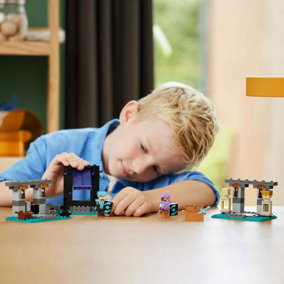 LEGO Minecraft The Armory Playset avec figurines de héros, armes jouets et figurine d'Alex, jouet d'action pour garçons et filles, cadeau pour les joueurs et les enfants de 7 ans 21252 Ensembles de construction Besuche den LEGO-Store