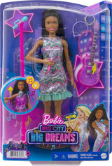 Barbie GYJ22 - Cadeau gratuit pour le grand rêve Brooklyn Puppe (environ 30 cm, cheveux bruns) avec mélodie au-dessus du film, lumière, microphone et accessoires, conçu pour les enfants à partir de 3 ans
