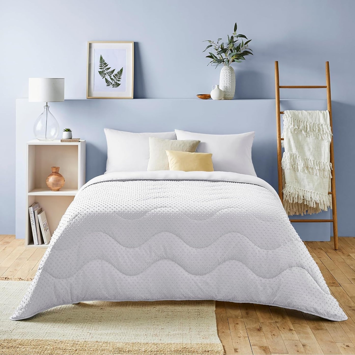 Naty Shop Couette sans housse, 4,5 tog, king size, collection tuftée à pois, literie de luxe, hypoallergénique, lavable en machine, couettes et édredons sable chaud Naty Shop, lit double blanc