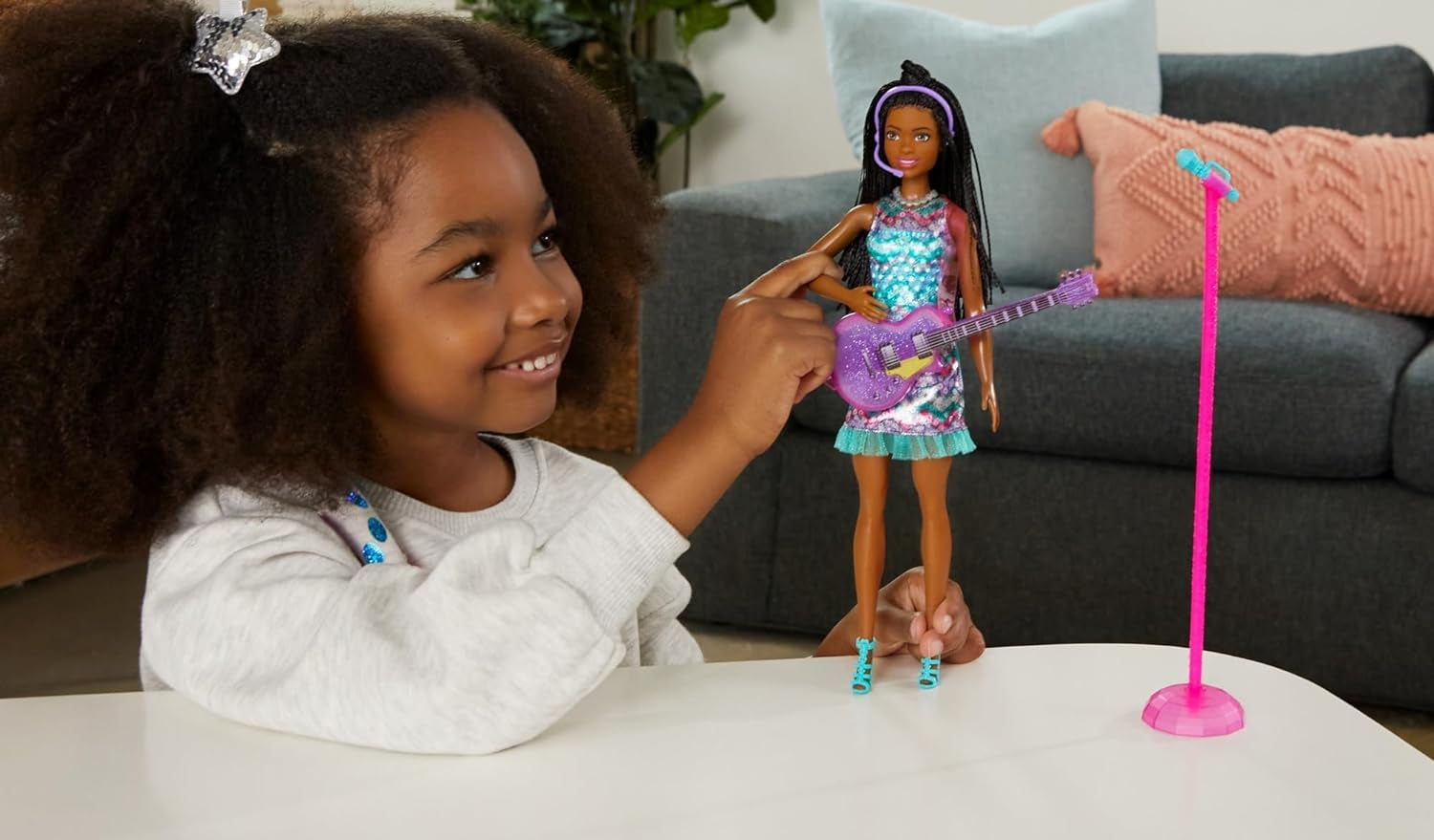 Barbie GYJ22 - scène gratuite pour poupée Big Dream Brooklyn (environ 30 cm, nattes marron) avec chansons de film, lumières, microphone et accessoires, cadeau pour les enfants à partir de 3 ans Naty Shop Dolls