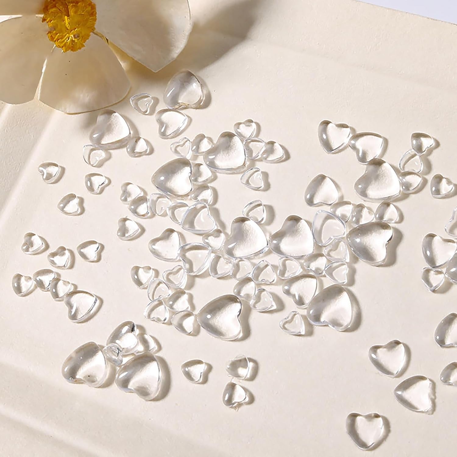 Breloques d'art d'ongle de coeur 3D, 320 pièces de breloques d'ongle en acrylique de couleur claire pour femmes, coeur plat en strass de 4 mm, 6 mm, 8 mm, décorations en forme de coeur pour femmes et filles, accessoires de manucure DIY (4 mm, 6 mm, 8 mm)
