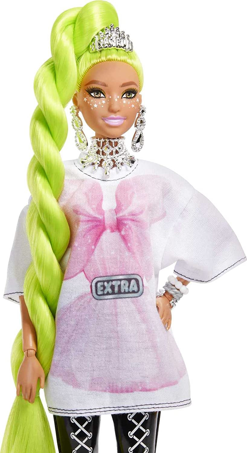 Barbie HDJ44 - Poupée Extra #11 en T-shirt surdimensionné et leggings avec perroquet de compagnie, cheveux extra longs vert fluo et accessoires, articulations flexibles, jouet cadeau pour les 3 ans et plus Naty Shop Dolls