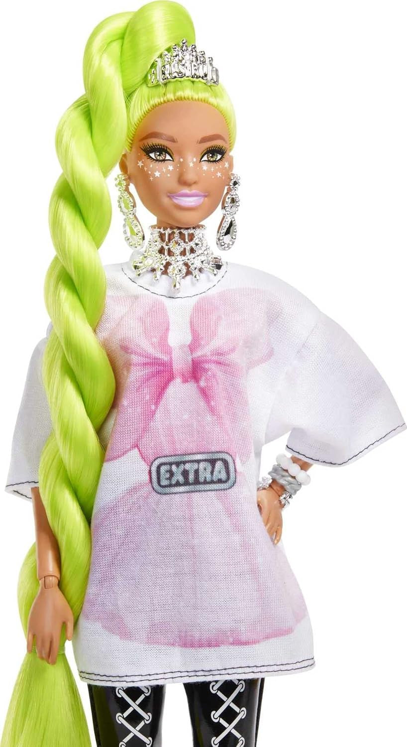 Barbie HDJ44 - Poupée supplémentaire #11 en T-shirt et leggings surdimensionnés avec papiers peints de haute qualité, cheveux et accessoires très longs neongrünes, vêtements flexibles, jouets pour enfants à partir de 3 ans