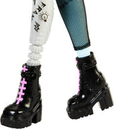 Poupée Monster High Frankie Stein en veste en jean et short, comprend également son chiot Watzie et des accessoires tels qu'un sac à dos, une collation et un cahier, HXH73