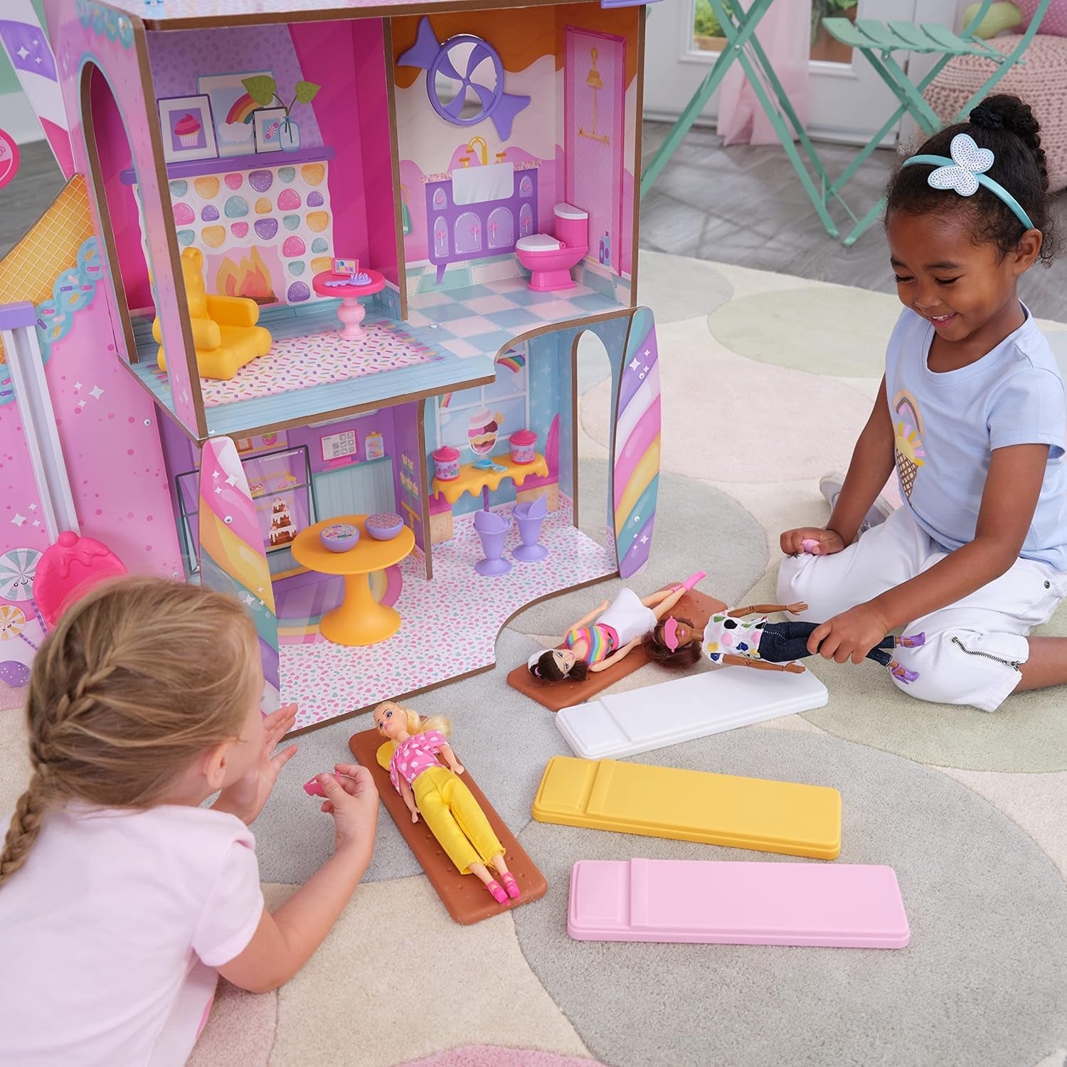 KidKraft Maison de poupée en bois Château de bonbons avec meubles et accessoires, maison de figurines de lama licorne, ascenseur de cornet de glace et chaise d'ours en gomme pour poupées, jouet pour 3 ans et plus, 20242