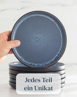 Service de vaisselle 18 pièces en grès céramique pour 6 personnes, design Ibiza, GAGNANT DU TEST. Un magnifique ensemble de vaisselle méditerranéenne en grès céramique comprenant des bols et des assiettes. Service de table Pure Living en bleu fumé.