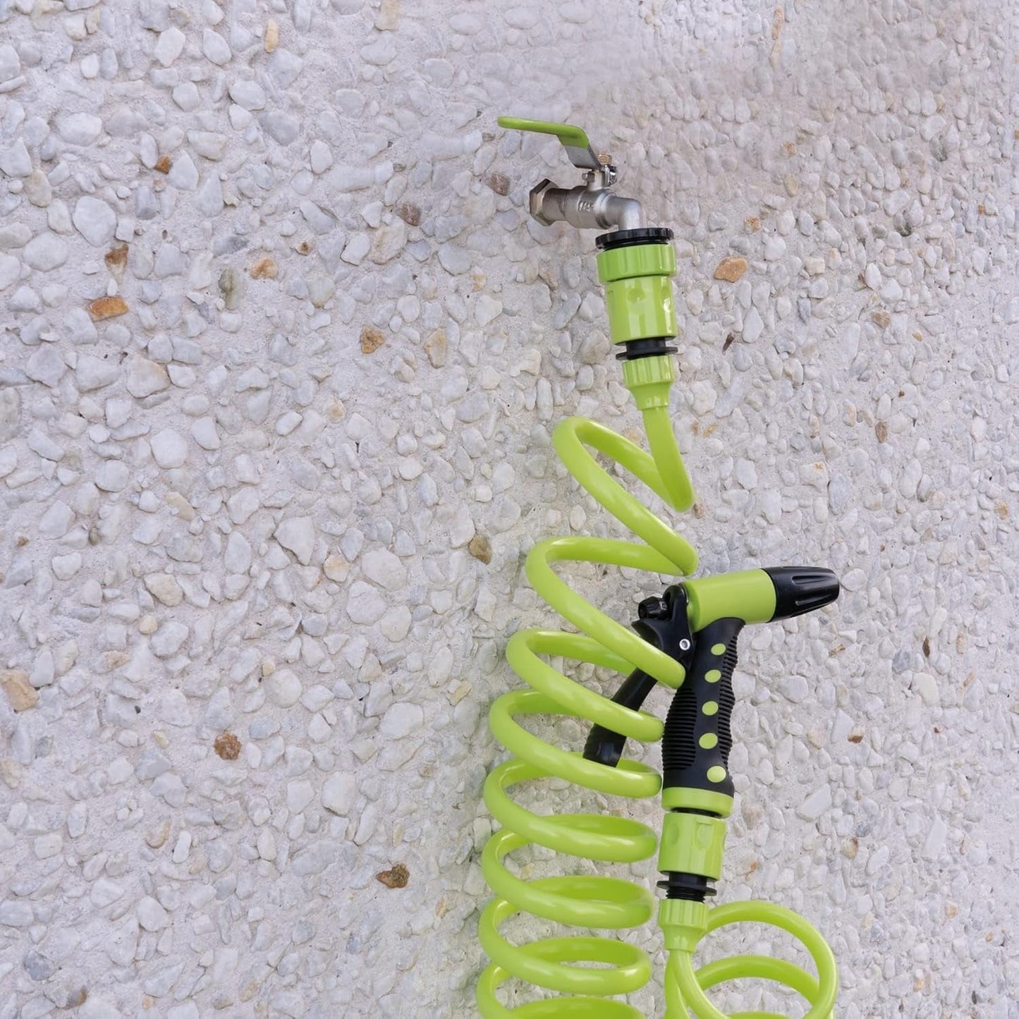 Amig-Turun | Spirale | 15 mètres | Comprend 4 accessoires | Avec pistolet d'arrosage, adaptateur de robinet et 2 raccords rapides | Caoutchouc EVA | Vert pistache