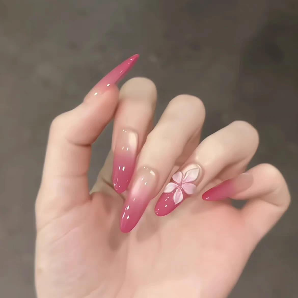 Mouyouglow longs ongles Stiletto laiteux blanc dégradé rose paillettes Cool faux ongles avec colle rose Ombre paillettes ongles artificiels