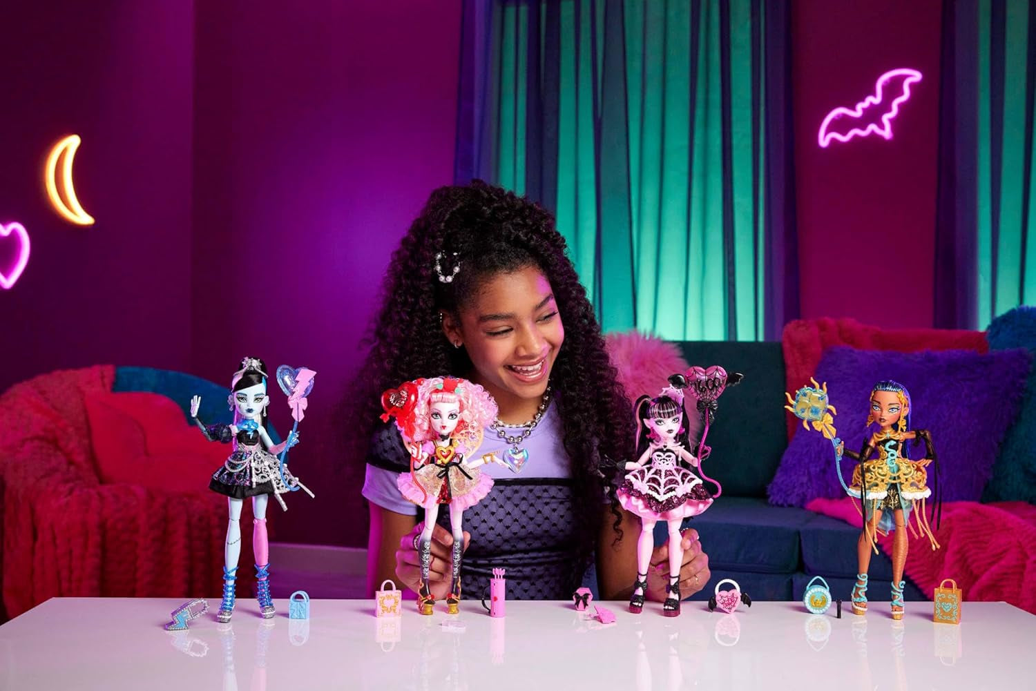 Poupée d'anniversaire effrayante et douce Monster High, Draculaura dans une robe de soirée rose avec des accessoires à thème tels qu'une invitation, un ballon, un cadeau, des fans et plus encore, JBG74