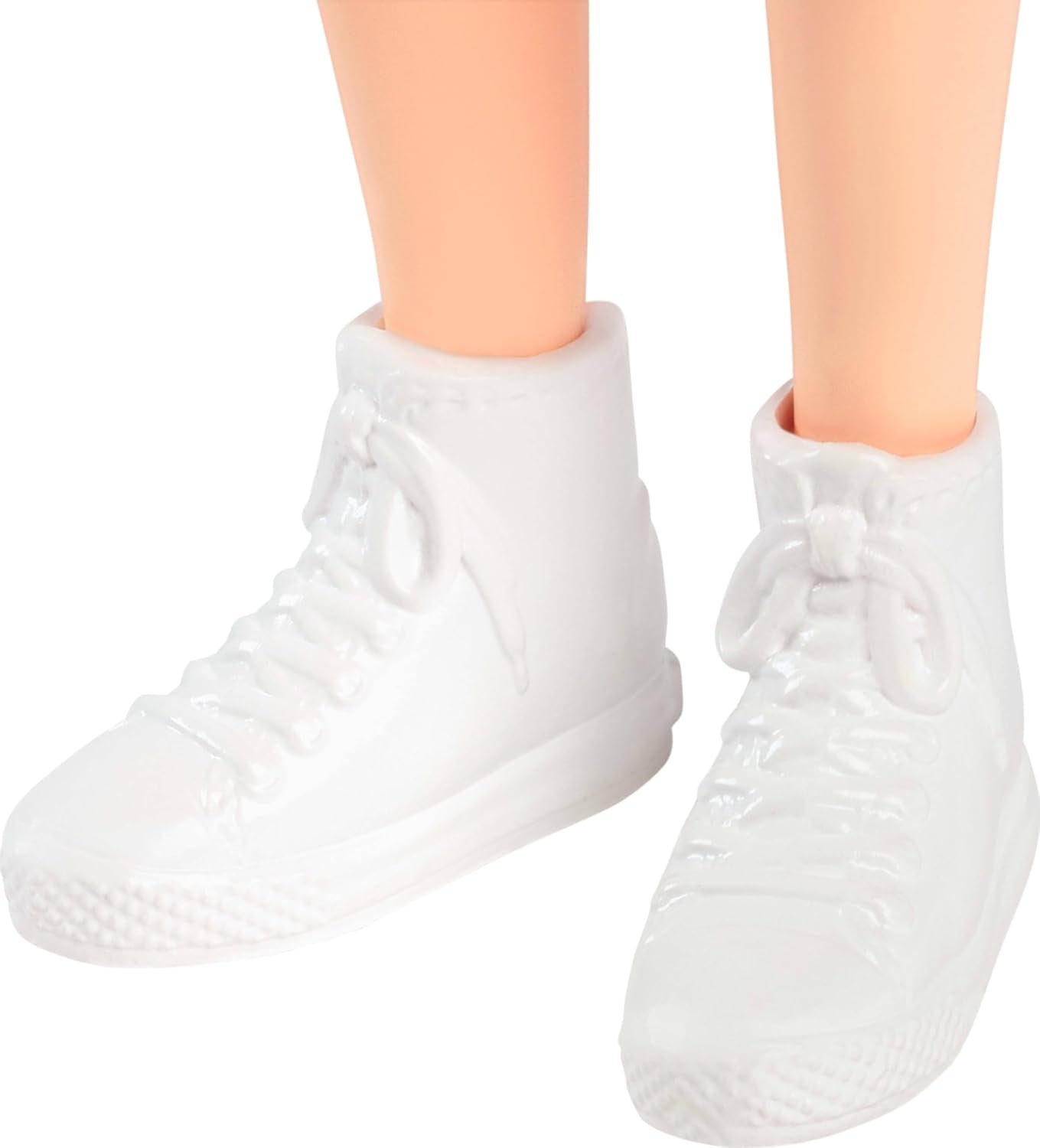 Poupée Barbie Fashionistas no. 232 aux cheveux roux, haut en jersey sport à imprimé B, jupe plissée violette, montre-bracelet et baskets, HYT90