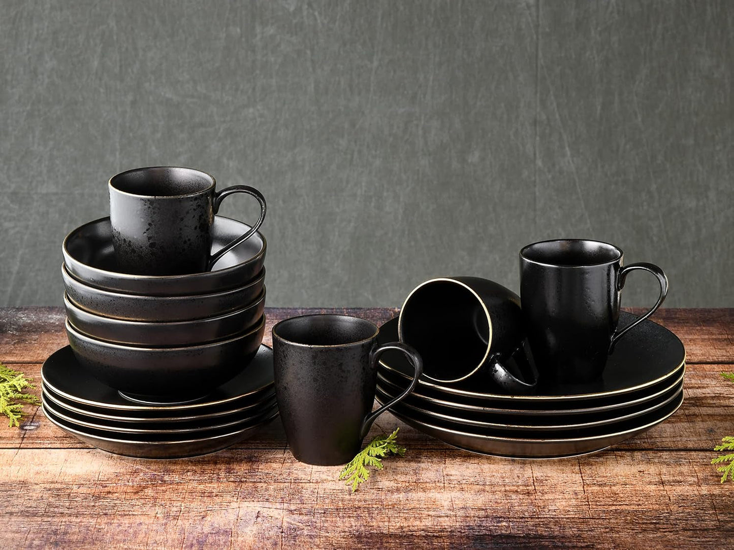 CreaTable, 22699, série Industrial Gold BLACK, service de table 16 pièces pour 4 personnes, service combiné en porcelaine, passe au lave-vaisselle et au micro-ondes, fabrication de qualité