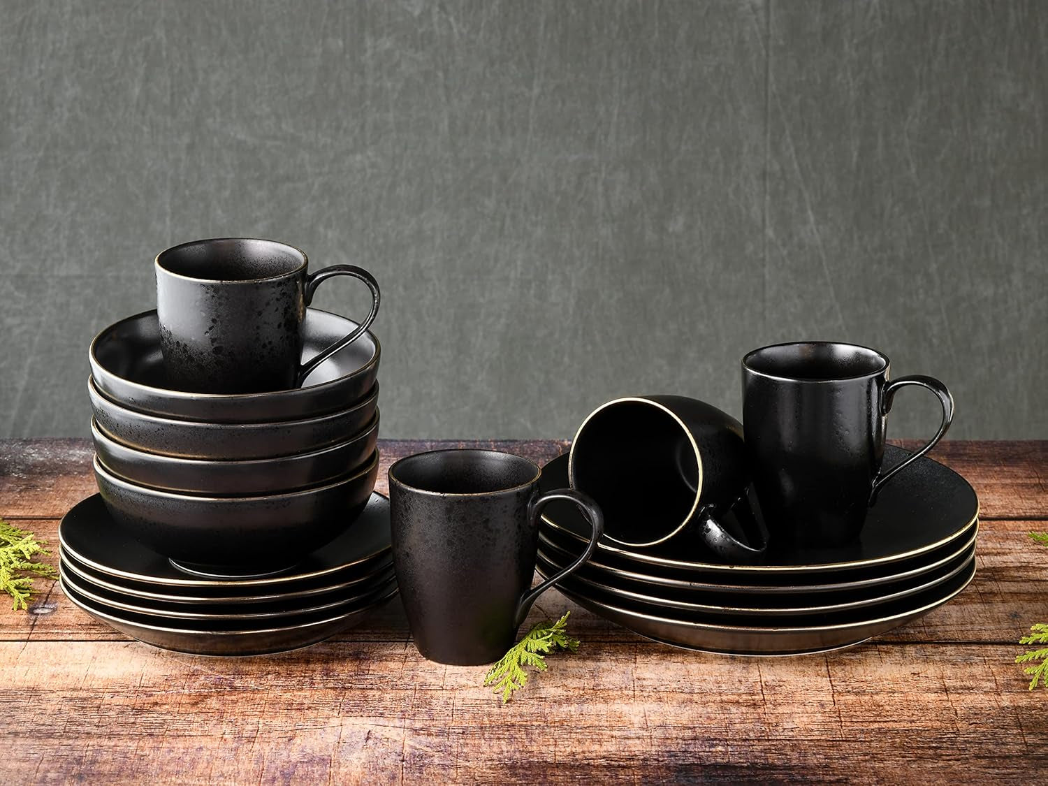 CreaTable, 22699, série Industrial Gold BLACK, service de table 16 pièces pour 4 personnes, service combiné en porcelaine, passe au lave-vaisselle et au micro-ondes, fabrication de qualité