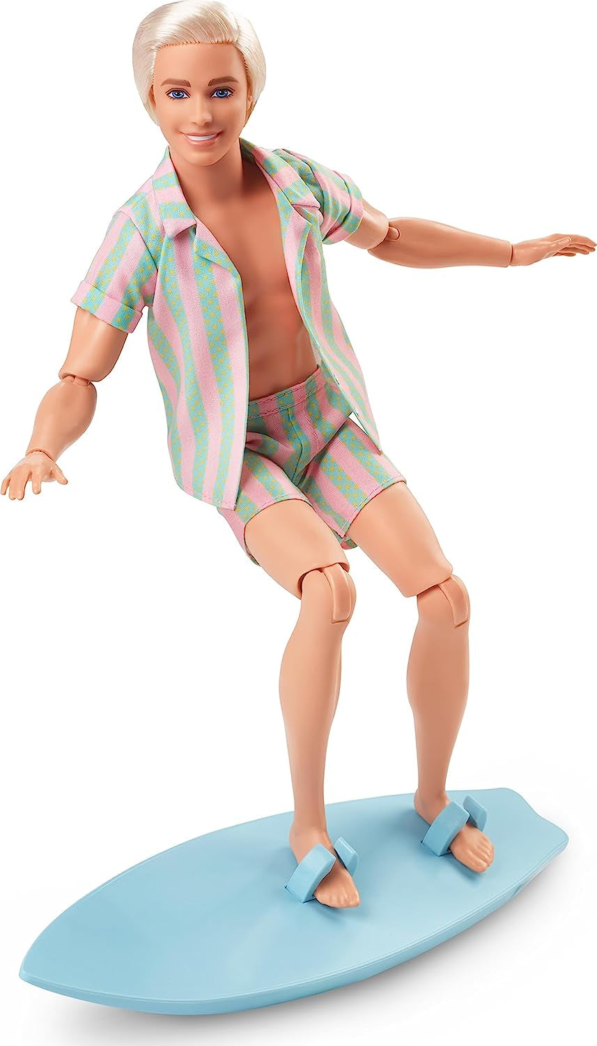 Barbie le film - Poupée fans de films, poupée Ken, poupée de collection avec planche de surf et baskets, corps mobile, cheveux blond platine, convient comme cadeau pour les enfants de 3 ans, HPJ97 Naty Shop Dolls