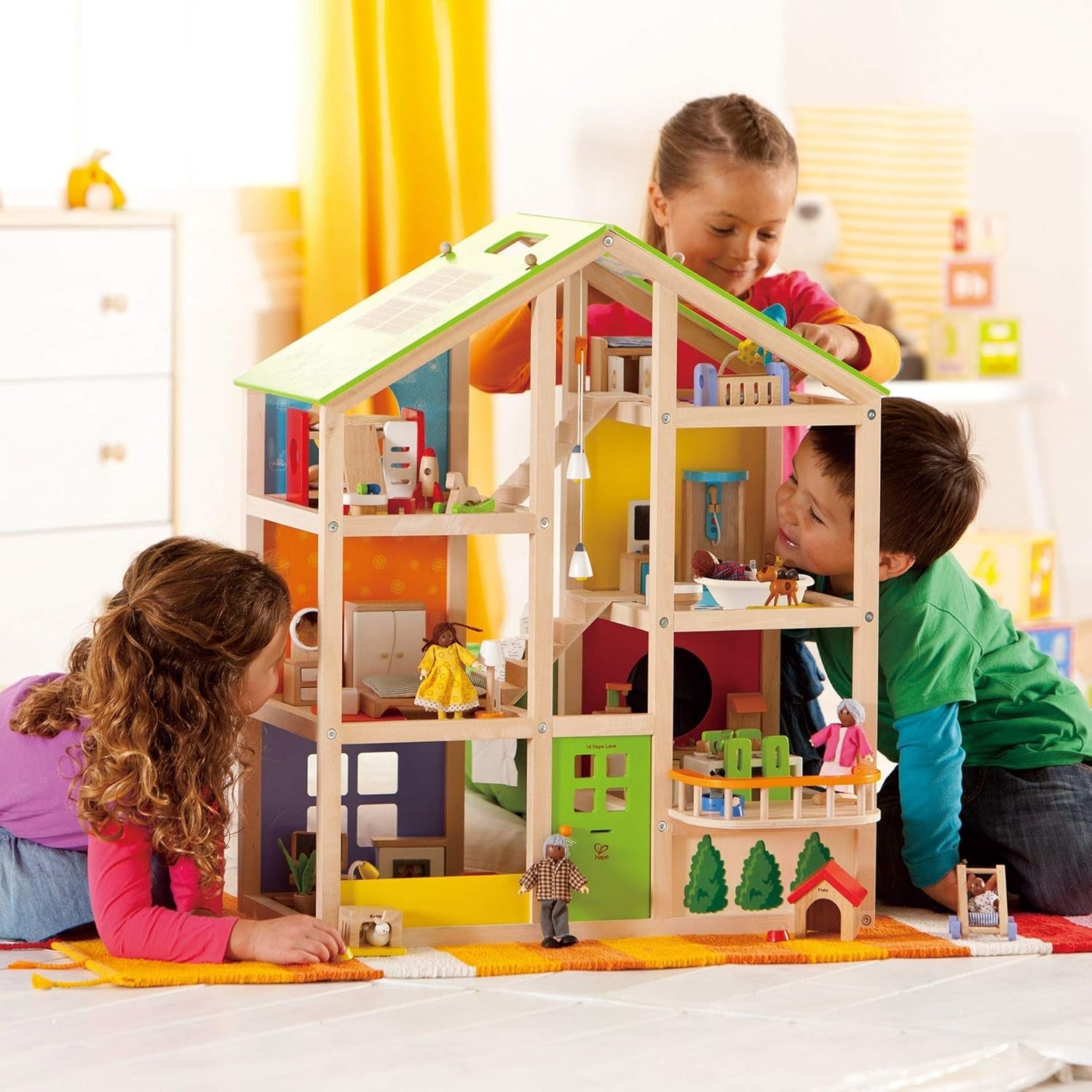 E3401 - Maison Quatre Saisons (meublée), maison de poupée avec accessoires, en bois et E3459 - Chambre bébé