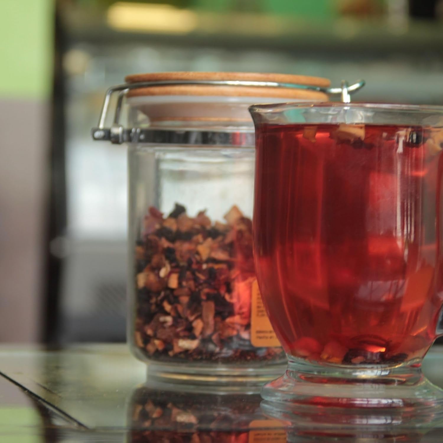 Thé aux Fruits – 100g Mélange de fruits aromatisé à la pomme, à l'hibiscus et à la cannelle – Sachet Ziplock, env. 25 tasses – Sans additifs, emballées en Allemagne