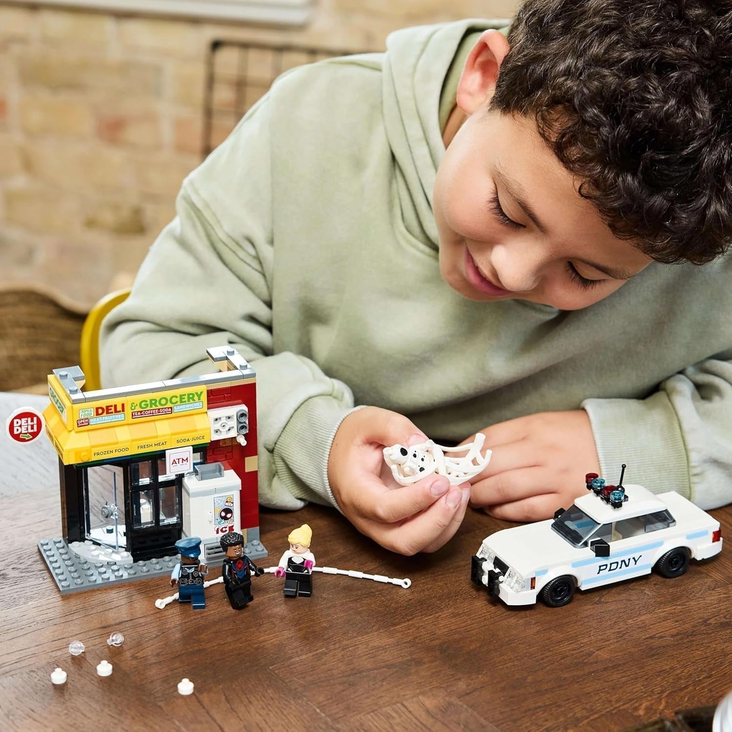 LEGO Marvel Spider-Verse : Miles Morales contre. Spot - Coffret de super-héros avec petite voiture - 4 figurines et supérette - Cadeau pour garçons et filles à partir de 9 ans 76311 Ensembles de construction Besuche den LEGO-Store