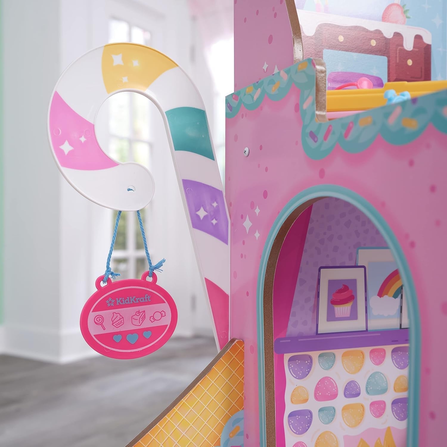 KidKraft Maison de poupée en bois Château de bonbons avec meubles et accessoires, maison de figurines de lama licorne, ascenseur de cornet de glace et chaise d'ours en gomme pour poupées, jouet pour 3 ans et plus, 20242
