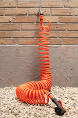 BLACK+DECKER Tuyau spiralé 15M - Tuyau d'arrosage comprenant un pulvérisateur d'arrosage et des raccords 1/2" - Plastique - Orange/Noir