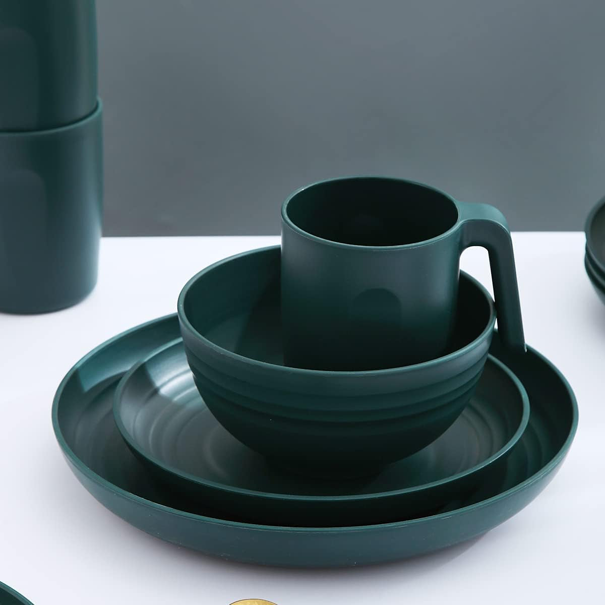 Service de table Kyraton en plastique incassable et réutilisable, composé de 16 pièces. Assiettes, tasses, bols et plats légers. Facile à transporter et à nettoyer. Sans BPA. Pour 4 personnes.