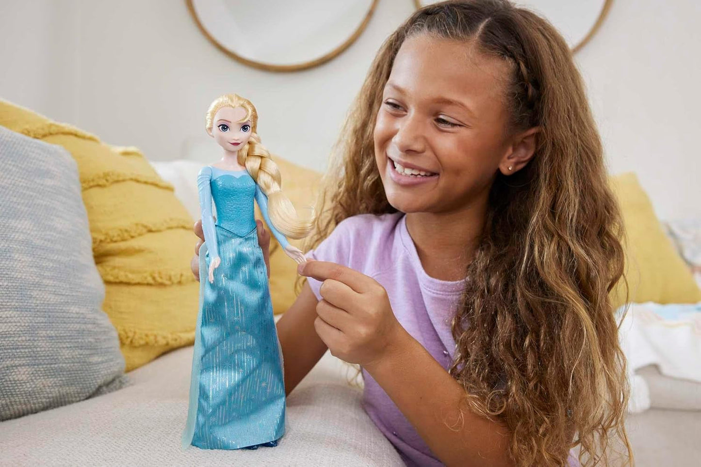 Elsa Mattel Disney Frozen Doll, Frozen Doll, Cheveux blonds combables, Positionnables, Chaussures détachables, Cadeaux Disney, Jouet à partir de 3 ans, HLW47
