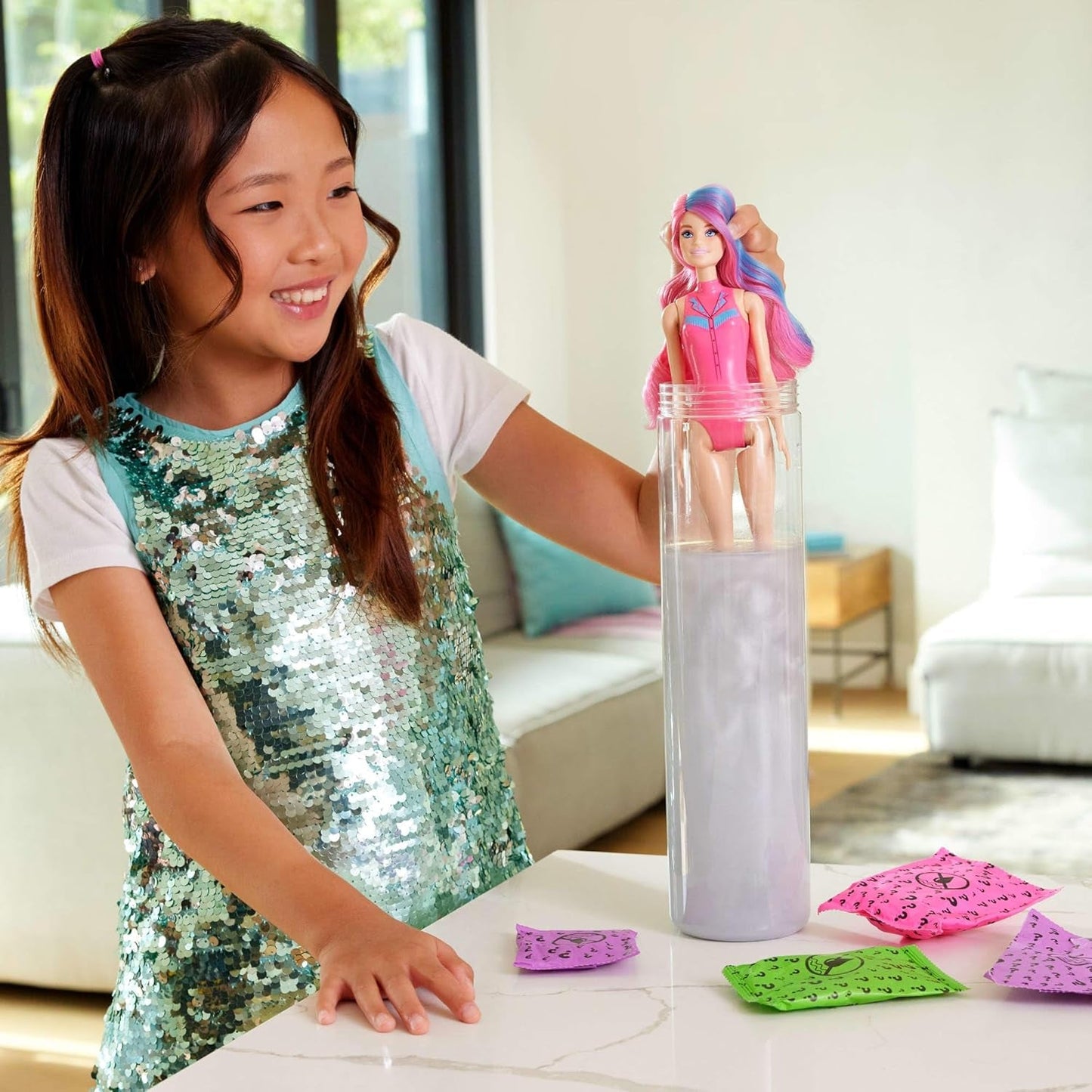 Poupée Barbie Color Reveal et accessoires avec 6 surprises, série Disco Star avec paillettes métalliques et dessus changeant de couleur (les styles peuvent varier), JCP01, 32 cm