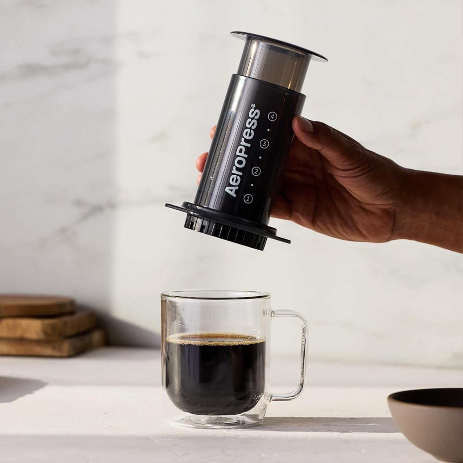 Machine à café et expresso originale AeroPress, cafetière portable de niveau Barista avec chambre, piston et filtres, machine à café et expresso rapide