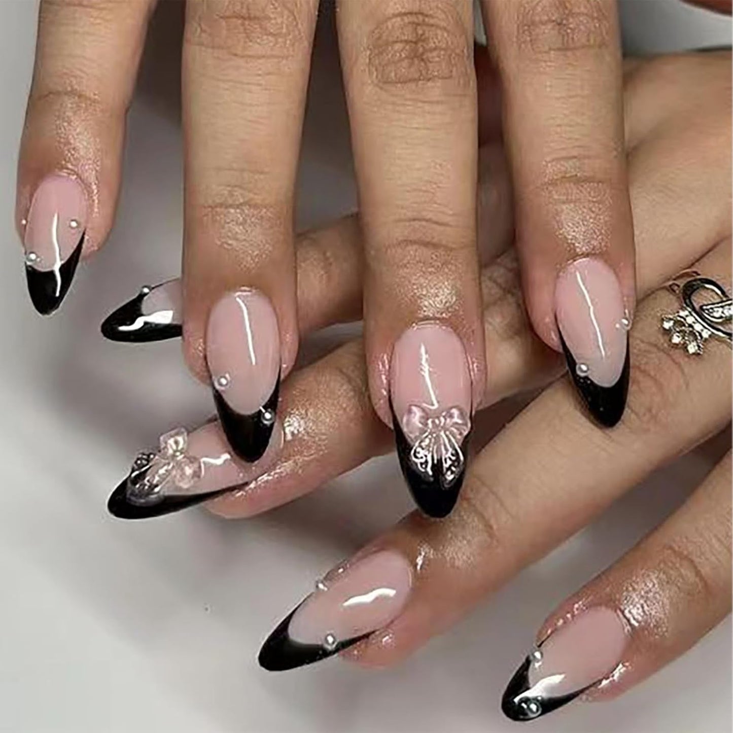 Faux ongles français à pression en amande blanche, 24 pièces, avec nœuds, perles, colle sur faux ongles, paillettes