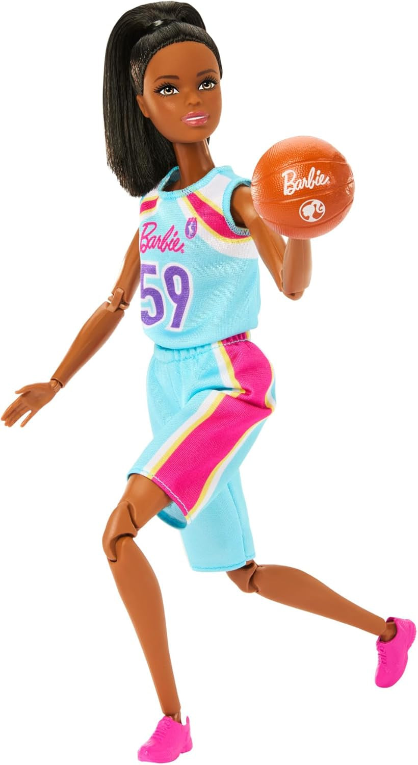 Barbie Made to Move Poupée et accessoires, joueuse de basket brune avec robe de sport et ballon amovibles, 22 articulations articulées, HKT74