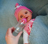 Simba 105140489 - Poupée Laura Baby Talk, poupée au corps doux de 38 cm avec des yeux endormis dans une jolie combinaison, 24 sons de bébé, poupée de jeu, poupée bébé, à partir de 2 ans